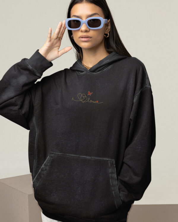 Bluza oversize z kapturem <br>Haft LOVE z motylem <br>Efekt sprania